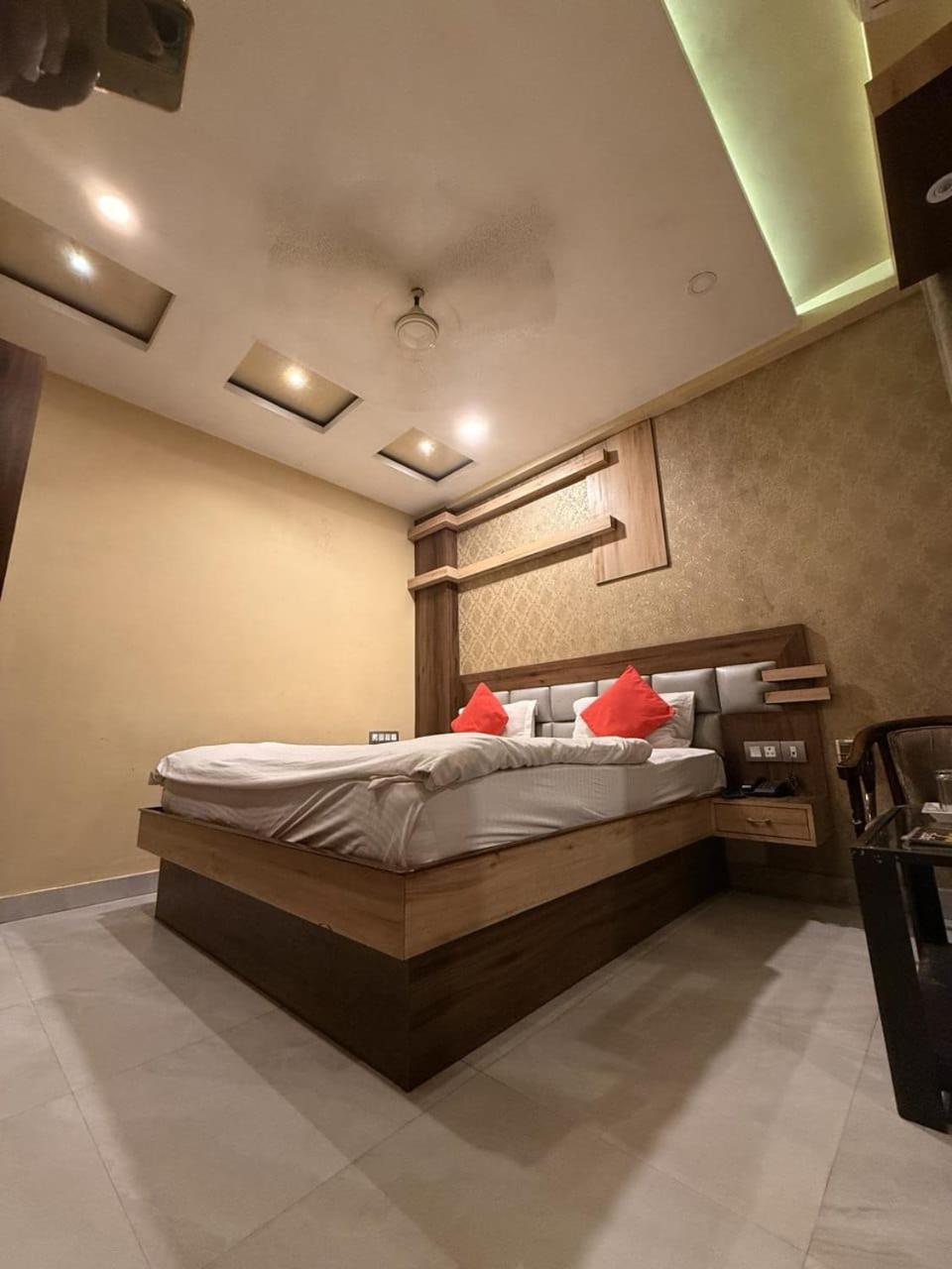 Rajkamal Palace - Near Kashi Vishwanath Temple فاراناسي المظهر الخارجي الصورة